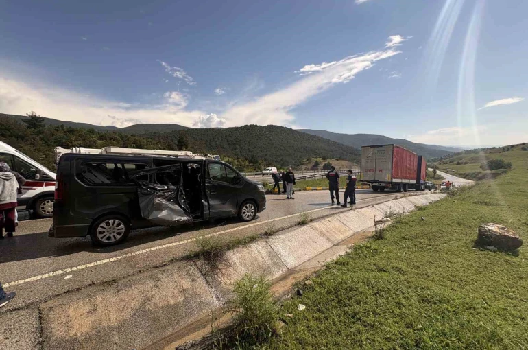 D100’de kayan kamyonun çarptığı minibüsteki 5 kişi yaralandı