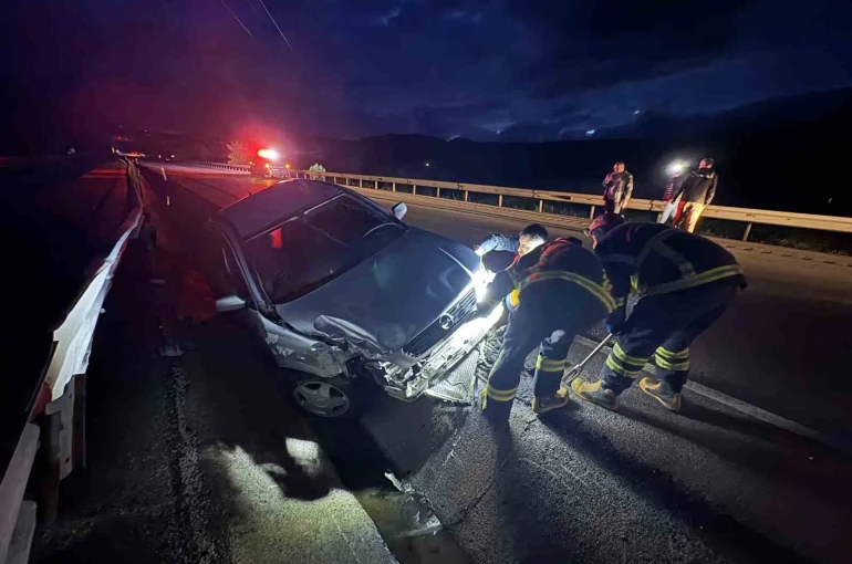 D100’de otomobil bariyerlere çarptı: 2 yaralı