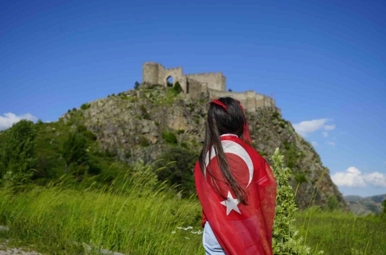 Dağcılar, 700 yıllık Kov Kalesi’ne Türk bayrağı asarak A Milli Futbol Takımı’na destek verdi