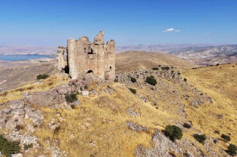 Dağcılar ve tarih tutkunları bin yıllık Mor Ahron Manastırı’nda buluştu