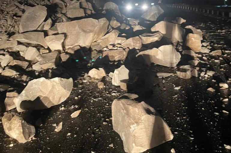 Dağdan kopan kayalar yolu trafiğe kapattı