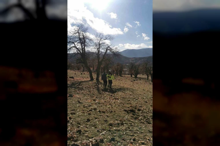 Dağlık alanda kaybolan genci jandarma buldu