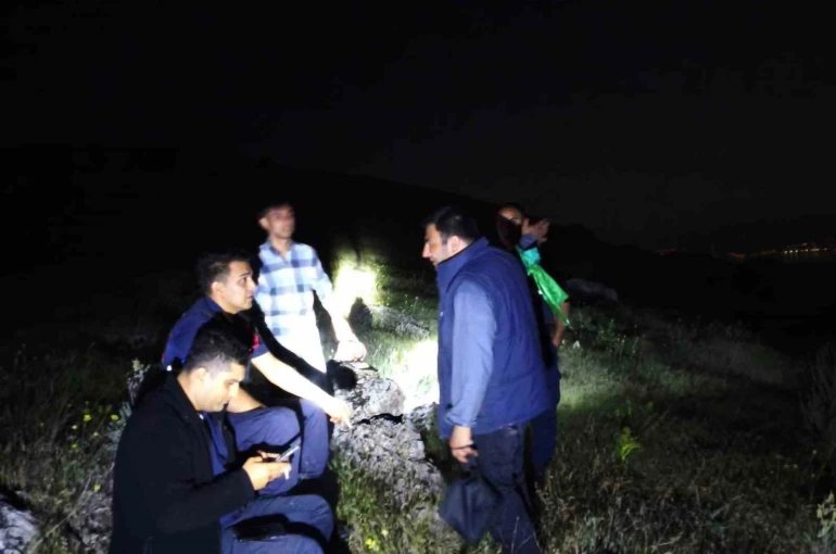 Dağlık alanda mahsur kalan baba ve oğlu kurtarıldı