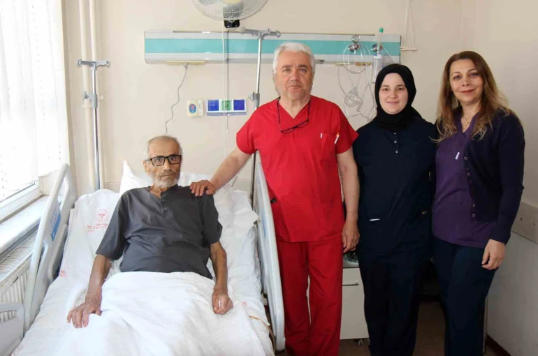 Dalağı normal boyuttan 40 kat büyük olan hastan başarılı operasyonla sağlığına kavuştu