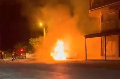 Dalaman’da park halindeki elektrikli araç alev alev yandı