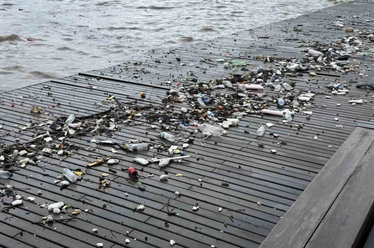 Dalgalarla sürüklenen plastik atıklar sahile vurdu