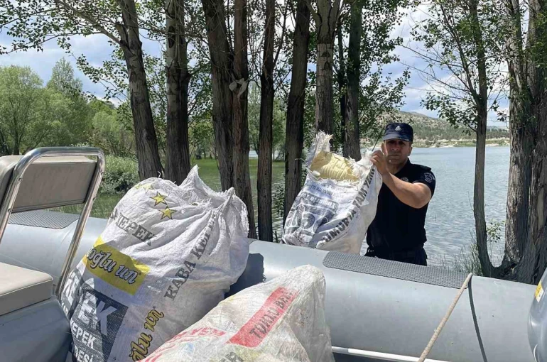 Dalgıç polislerden çevreye örnek davranış