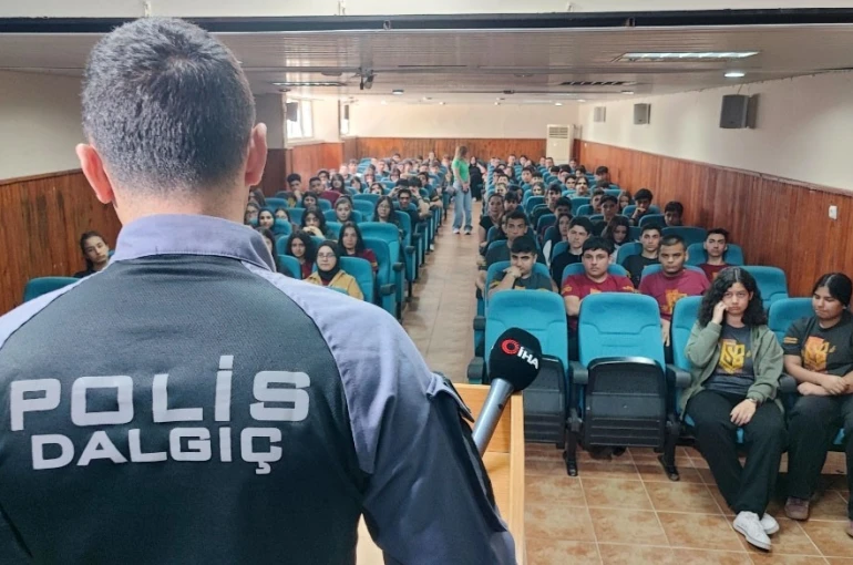 Dalgıç polislerden öğrencilere boğulma uyarısı