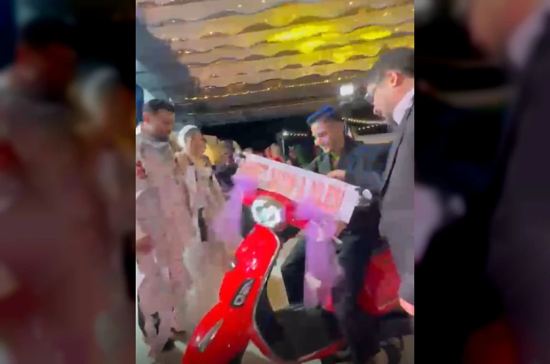 Damada düğünde kırmızı motosiklet sürprizi