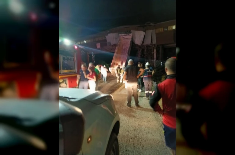 Damperi açılan kamyon kömür bandına, arkadan gelen araç da kamyona çarptı: 5 yaralı
