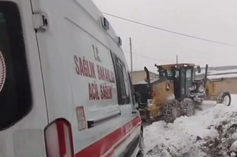 Darende Belediyesi’nin karla mücadele çalışmaları kesintisiz sürüyor
