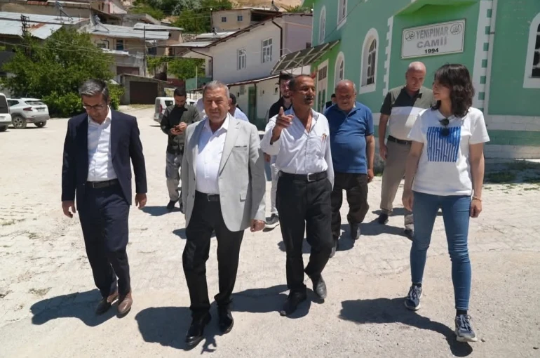 Darende’de Yenipınar Mahallesi’ne menfez, mahalle konağı ve yol yatırımı