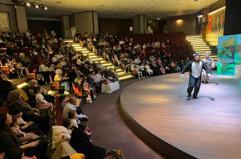Darıca’da çocuklar hafta sonunu tiyatroyla değerlendiriyor