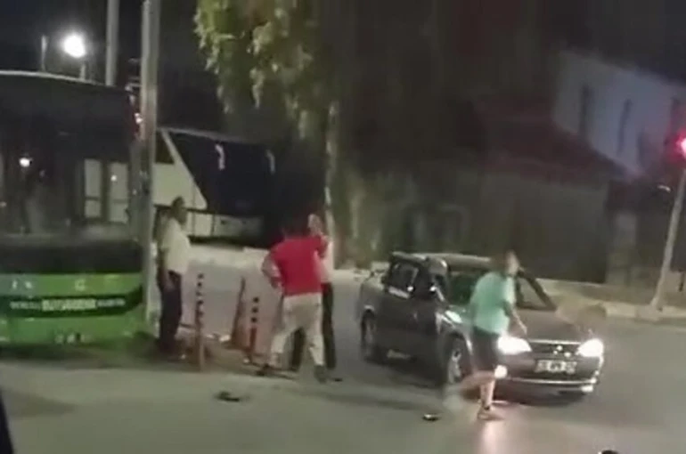 Darp edilen kadını halk otobüsü şoförleri kurtardı