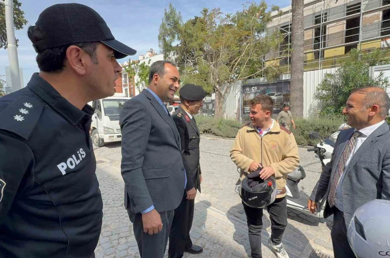 Datça’da motosiklet sürücülere ücretsiz kask dağıtıldı