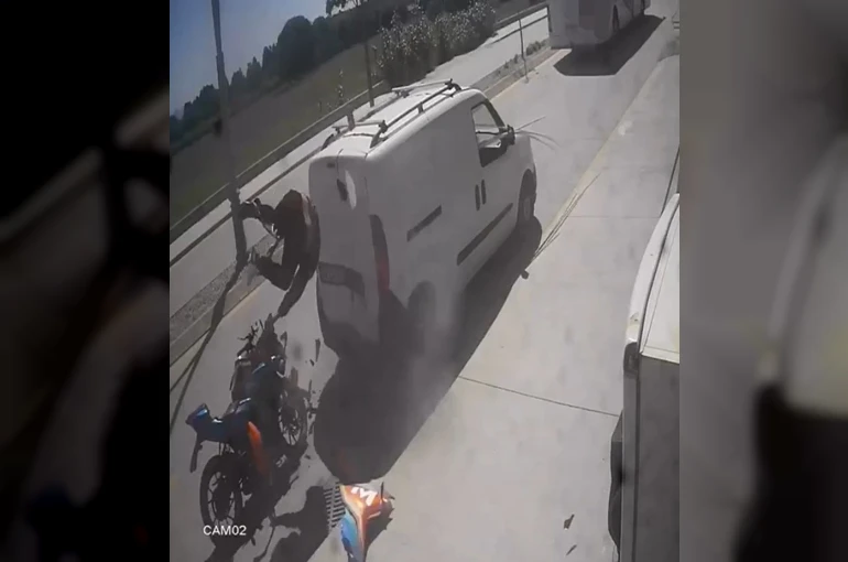 Datça’da park halindeki araca çarpan motosiklet sürücüsü yaralandı