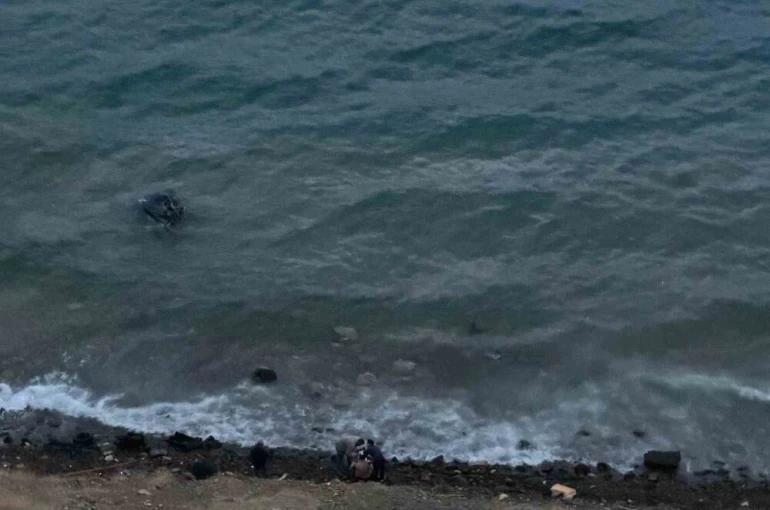 Datça’da virajı alamayan araç denize uçtu: 1 yaralı