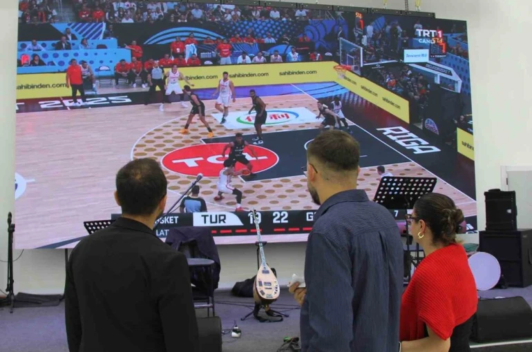 Davetliler düğünde hem eğlendi hem milli maç heyecanı yaşadı