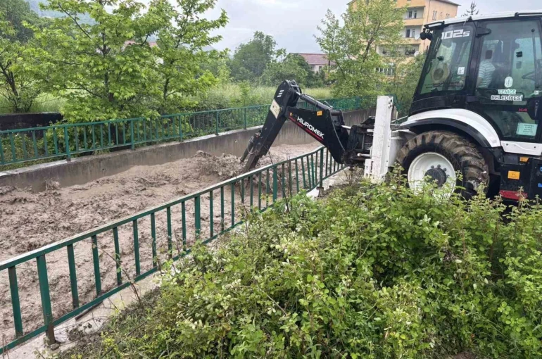 Debisi artan dere taştı, köy halkı tedirgin oldu
