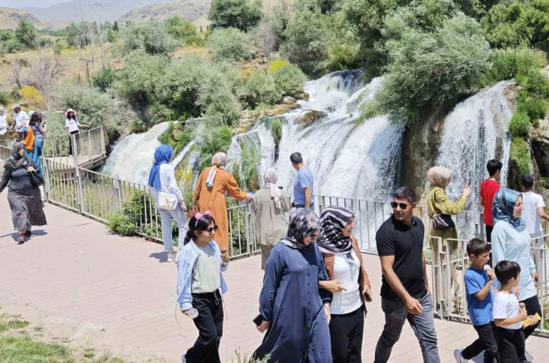 Debisi yükselen Muradiye Şelalesi’ne ziyaretçi akını