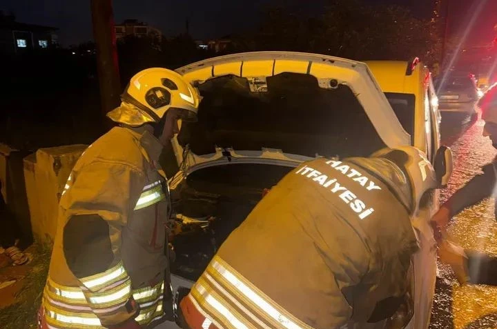 Defne’de aracın motorunda yangın çıktı