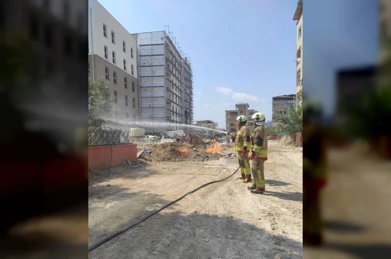 Defne’de doğalgaz borusunda yaşanan sızıntıdan alevler yükseldi