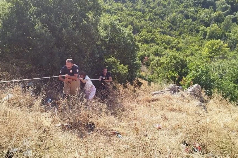 Defne’de indiği uçurumdan çıkamayan vatandaşı itfaiye kurtardı
