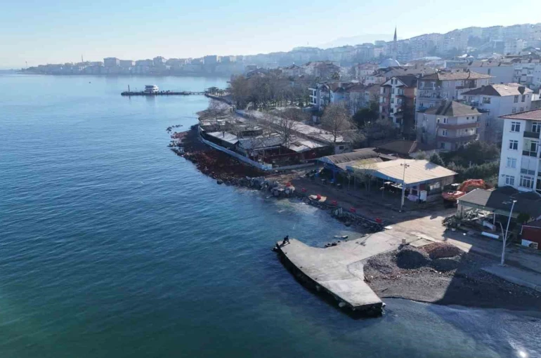 Değirmendere sahiline taşkınlara karşı dalgakıran inşa ediliyor