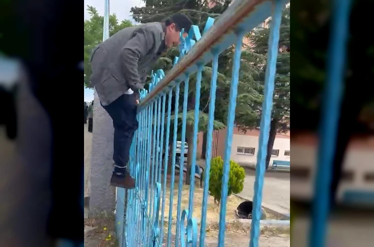 Demir kapıdan atlayarak yetişmeye çalıştı, sınava alınmayınca duvarından atlayarak okuldan ayrıldı 