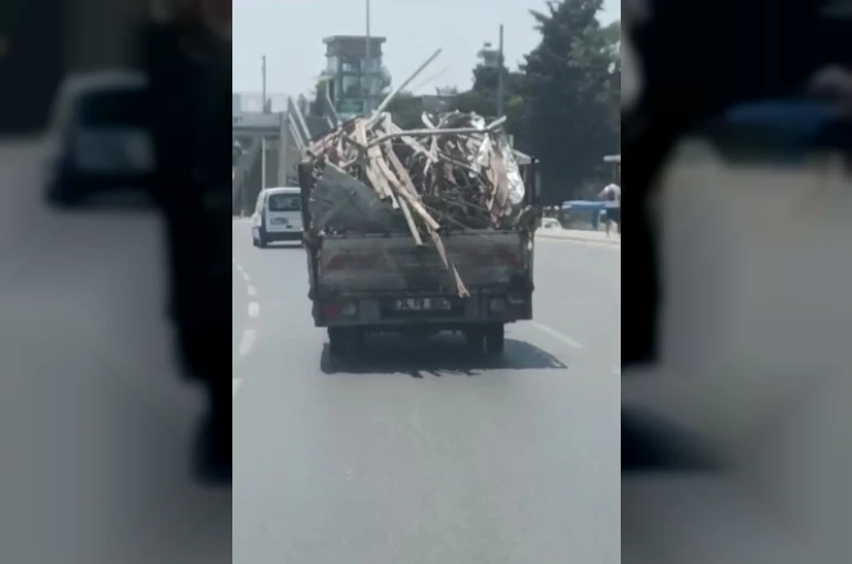 Demir yüklü kamyonetin tehlikeli yolculuğu kamerada