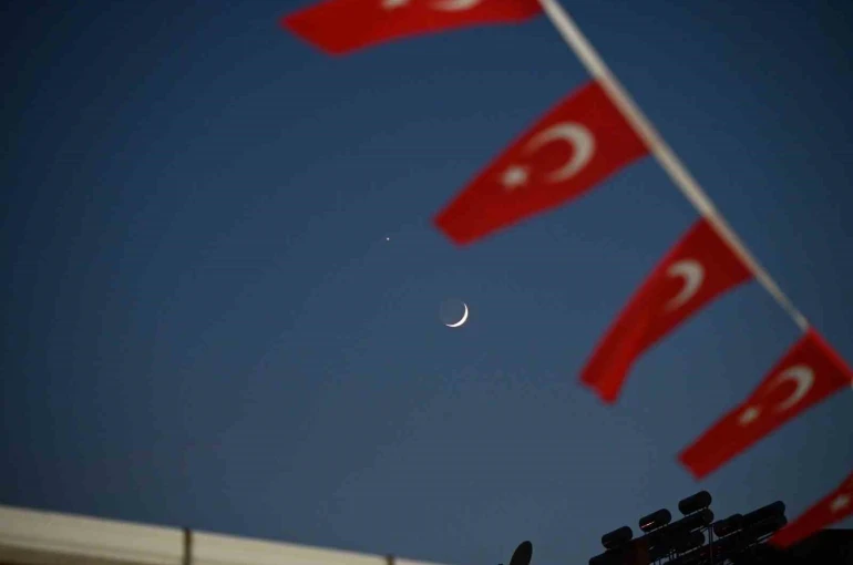 Demirci semalarında mest eden görüntü: Hilal ve yıldız yan yana