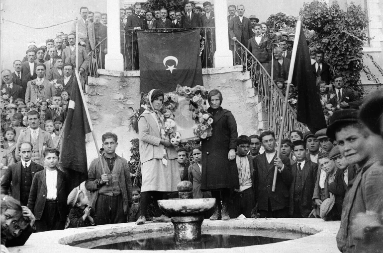 Demirci’de 97 yıl önceki cumhuriyet karesi yeniden canlandı