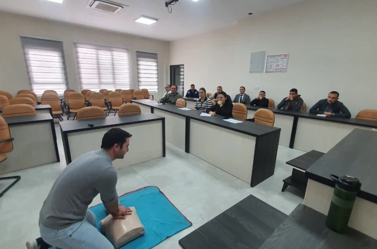 Demirci’de belediye personeline ilk yardım uygulama eğitimi verildi 