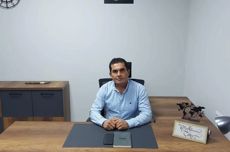 Demircilik yapan muhtar iş kazası geçirdi