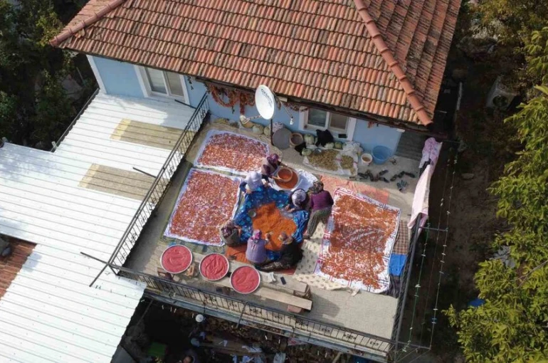 Demirci’nin 16 çeşitli tarhanası kışa hazırlanıyor
