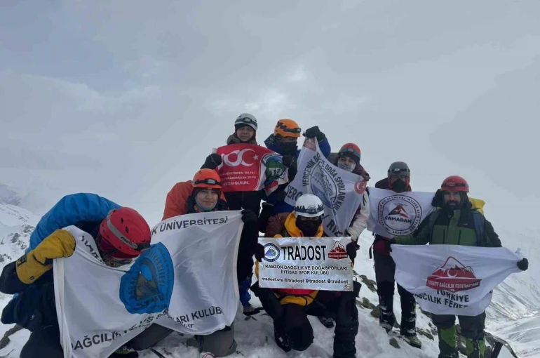Demirkapı Tepesi’ne kış zirve tırmanışı