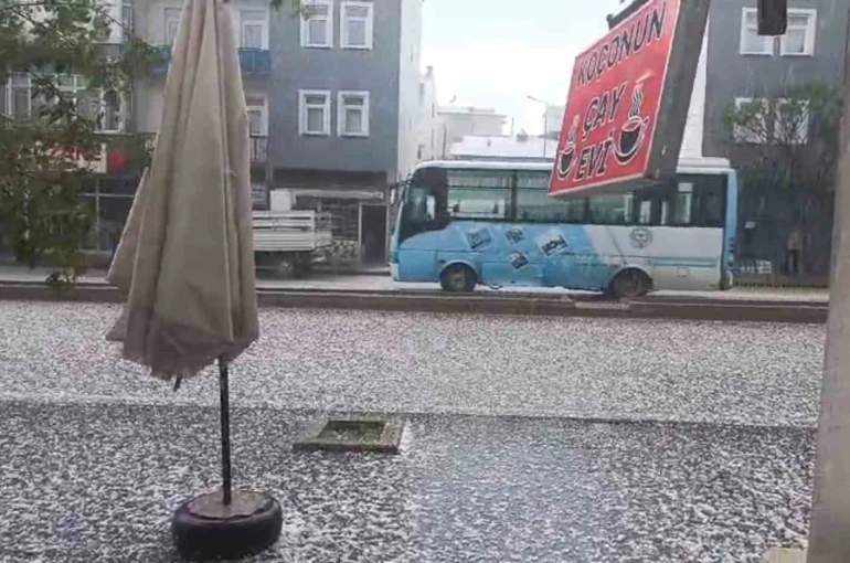 Demirözü’nde dolu yağışı etkili oldu 