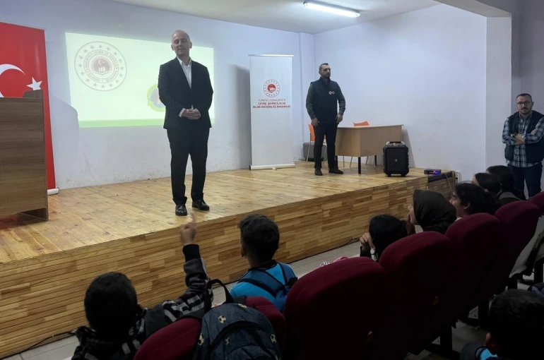 Demirözü’nde öğrenciler sıfır atık konusunda bilgilendirildi