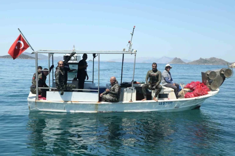 Deniz dibi temizliği Turgutreis’te yapıldı