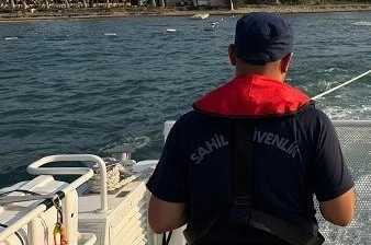 Deniz yatağı ile sürüklenen şahısları sahil güvelik kurtardı