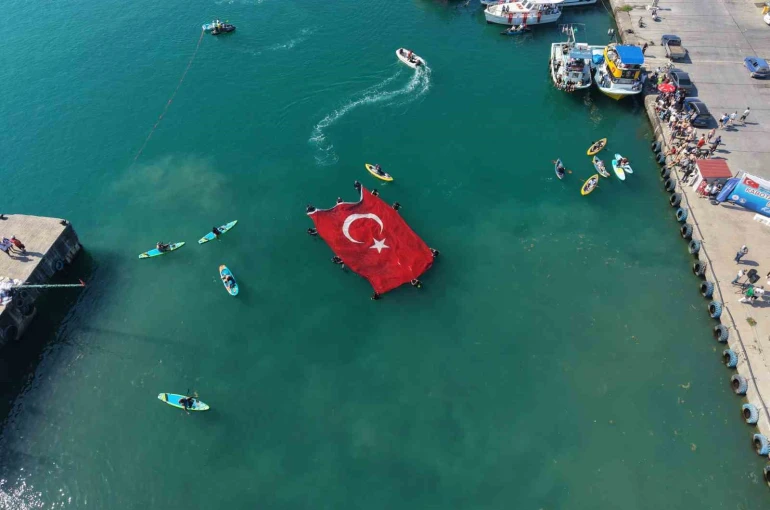 Denizcilik ve Kabotaj Bayramı’nda denizde açılan dev bayrak alkış aldı