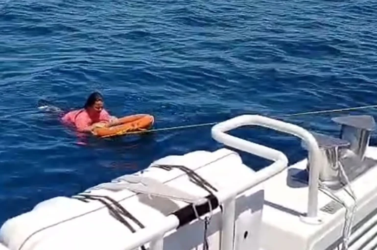 Denizde açığa sürüklenen kadın, deniz polisi tarafından kurtarıldı