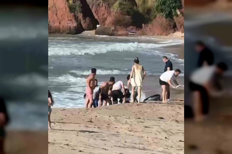 Denizde boğulma tehlikesi geçiren 2 kişi kurtarıldı