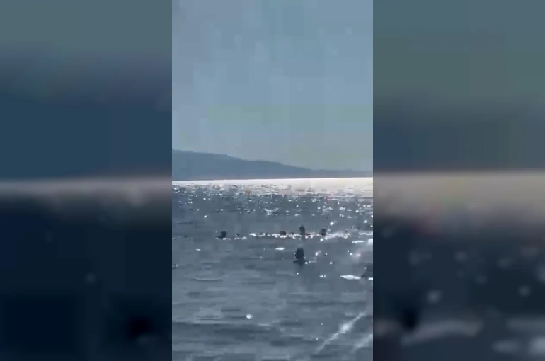 Denizde dubaların dışına çıkan baba ve iki kızı ölüm tehlikesi atlattı