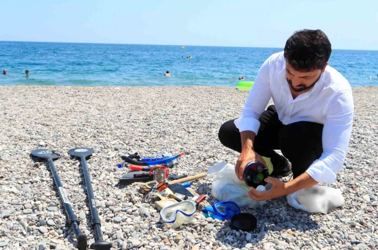 Denizin dibinde buldukları görenleri hayrete düşürüyor: Tatilcilerin denizde kaybettikleri, dalış yapan gencin ganimeti oluyor