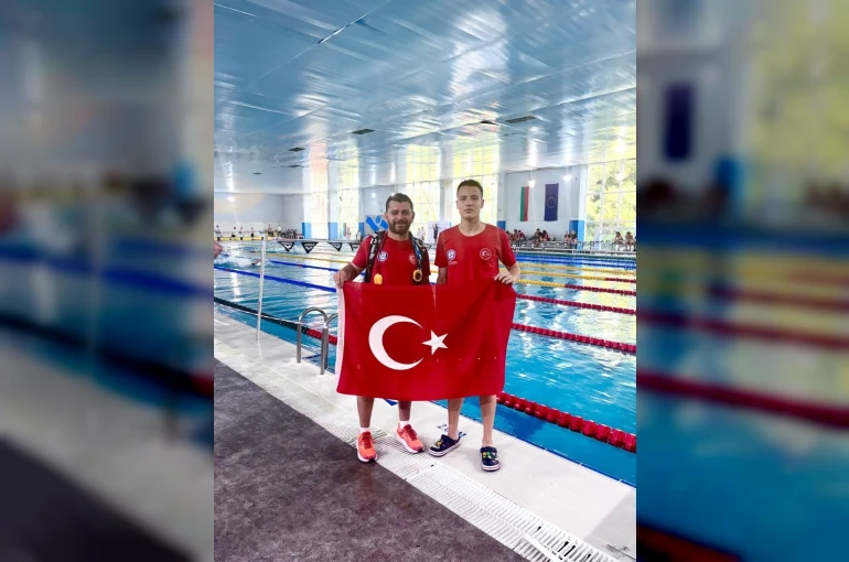 Denizli Büyükşehir Belediyesporlu yüzücüler altın madalyaları topladı
