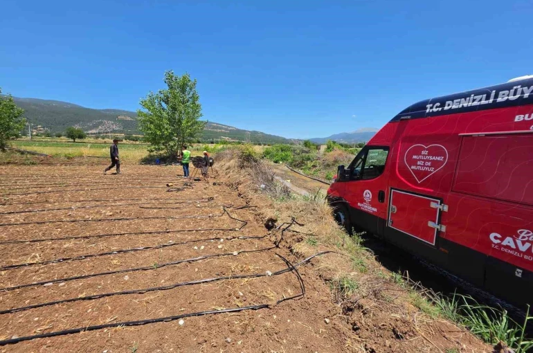Denizli Büyükşehir tarlalara soğuk su ve limonata ulaştırdı