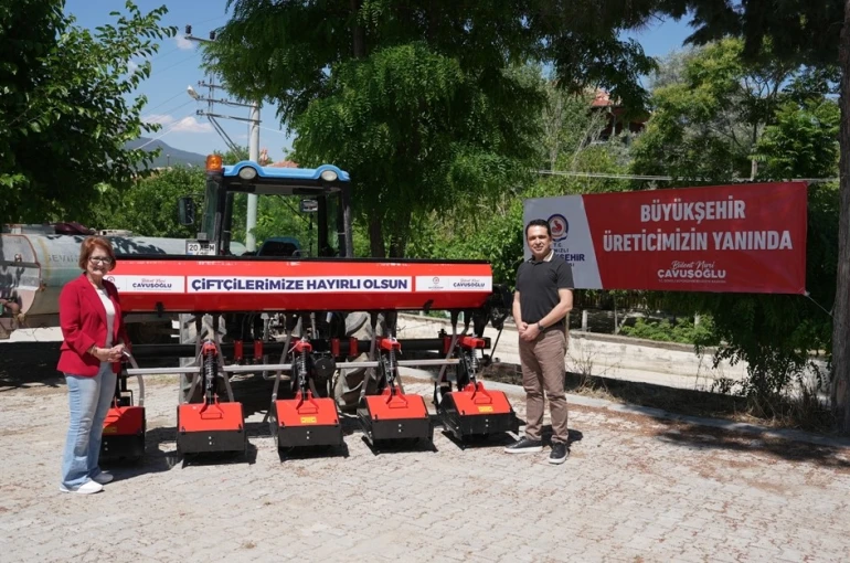 Denizli Büyükşehirden Bozkurtlu üreticilere çapa makinesi desteği