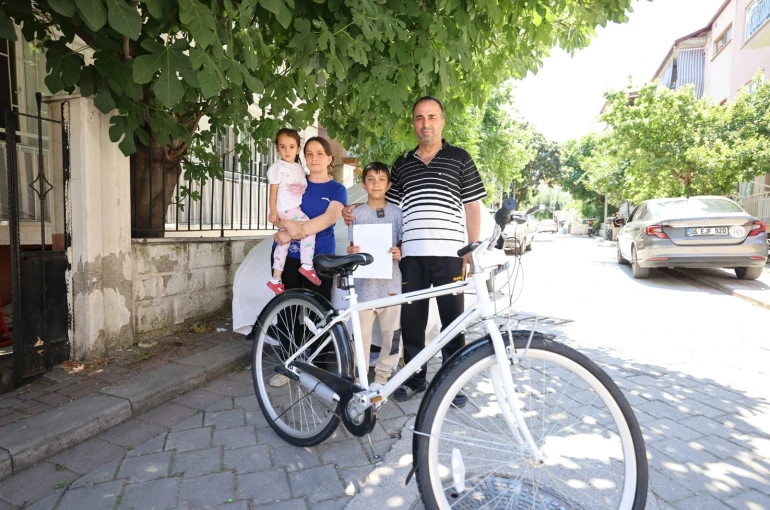Denizli Büyükşehirden miniklere bisiklet hediyesi