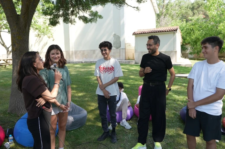 Denizli Büyükşehirin kampında Gri Koç gençlerle buluştu
